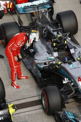 Bilder des Tages - SPORT Shanghai: Motorsports: FIA Formula One World Championship WM Weltmeisterschaft 2017 5 Sebastian Vettel (GER, Scuderia Ferrari) looking at 44 Lewis Hamilton (GBR, Mercedes AMG Petronas) car Chinese Formula One Grand Prix Shanghai Circuit on April 08, 2017 in Shanghai, China. (Photo by Hoch Zwei) Shanghai China xHZx