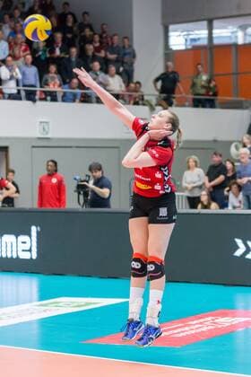 Jennifer Cross (Dresdner SC, 12) bei der Angabe, Volleyball, Volleyball-Bundesliga Frauen, Dresdner SC - Allianz MTV Stuttgart, xprx