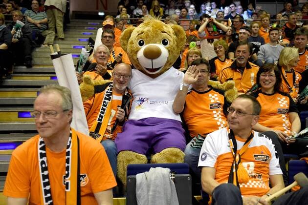 Volleyball, Herren, Saison 2016 17, 1. Bundesliga, Playoff, Halbfinale, 1. Spiel, BR Volleys - United Volleys Rhein-Main Turnfest-Maskottchen Berli feiert mit den Fans der BR Volleys, 08.04.17, Copyright: xMichaelxHundtx xMatthiasxKochx