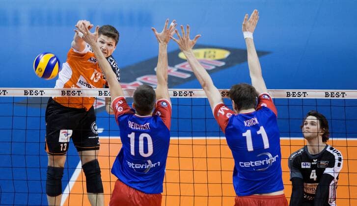 Berlin, Deutschland, 08.04.2017: Volleyball Bundesliga Playoffs Halbfinale Spiel 1 Saison 2016 2017 - Berlin Recycling Volleys - United Volleys Rhein-Main. Ruben Schott (BR Volleys 13) gegen den Block aus Moritz Reichert (United Volleys 10) und Tobias Krick (United Volleys 11)