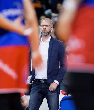 Berlin, Deutschland, 08.04.2017: Volleyball Bundesliga Playoffs Halbfinale Spiel 1 Saison 2016 2017 - Berlin Recycling Volleys - United Volleys Rhein-Main. Trainer Michael Warm (United Volleys)