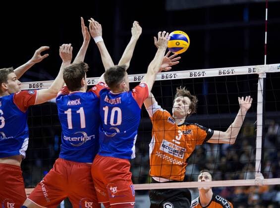 Berlin, Deutschland, 08.04.2017: Volleyball Bundesliga Playoffs Halbfinale Spiel 1 Saison 2016 2017 - Berlin Recycling Volleys - United Volleys Rhein-Main. Robert Kromm (BR Volleys 3) gegen den Block aus Christian Dünnes Duennes (United Volleys 16), Tobias Krick (United Volleys 11) und Moritz Reichert (United Volleys 10)
