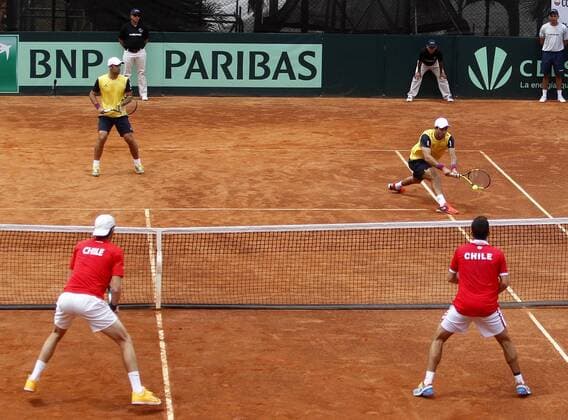 Colombia s tennis players Juan Sebastian Cabal (L, up) and Robert Farah (R, up) in action during their Davis Cup qualifying play-off doubles match against Chile s Hans Podlipnik (R) and Nicolas Jarry in Medellin, Antioquia, Colombia, 08 April 2017. Colombia won 7-6 (3), 3-6, 6-3 and 6-1 obtaining two points for the World Group race. COLOMBIA VS CHILE !ACHTUNG: NUR REDAKTIONELLE NUTZUNG!  Copyright: xLUISxEDUARDOxNORIEGAxA.x MED001 20170408-636272839875303398