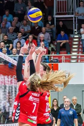 v.li.: DSC-Block mit Dominika Strumilo (Dresdner SC, 7) und Jennifer Cross (Dresdner SC, 12), Volleyball, Volleyball-Bundesliga Frauen, Dresdner SC - Allianz MTV Stuttgart, xprx