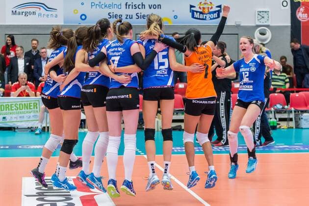 Jubel bei Allianz MTV Stuttgart über das gewonnene Spiel; Jubel, celebration, Volleyball, Volleyball-Bundesliga Frauen, Dresdner SC - Allianz MTV Stuttgart, xprx
