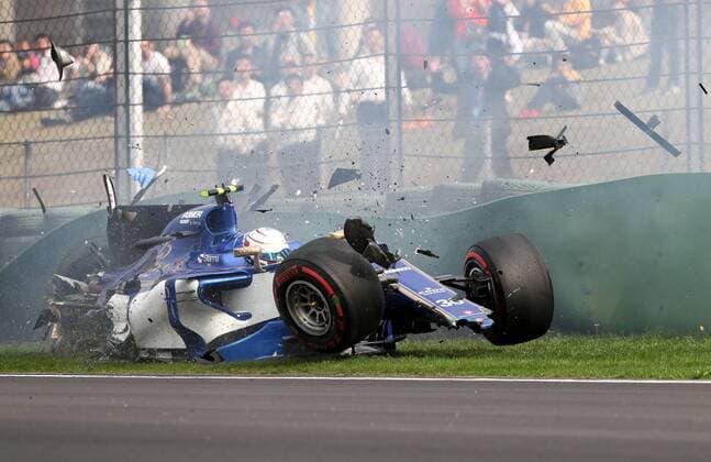 Bilder des Tages - SPORT Italian F1 driver Antonio Giovinazzi of Sauber leaves the car after crashing during the qualifying session for the 2017 Formula One Chinese Grand Prix at the Shanghai International Circuit in Shanghai, China, 8 April 2017. Antonio Giovinazzi will line up on the grid for Sauber once again at the Chinese Grand Prix as Pascal Wehrlein continues his recovery from a back injury. Wehrlein pulled out of the season-opening race in Australia after Friday practice, but Ferrari reserve driver Giovinazzi fared well as a late call-up. The 23-year-old qualified 16th and placed 12th in the race, while team-mate Marcus Ericsson did not finish. Formula One: Antonio Giovinazzi set for Shanghai seat in Wehrlein s continued absence  pbu604281_25