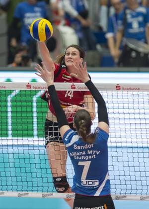 25.01.2017, Liz McMahon (DSC) gegen Stuttgarts Renata Sandor, Dresdner SC-Allianz MTV Stuttgart 2:3, Damen Volleyball Bundesliga, Finalrunde, Halbfinale, in Dresden
