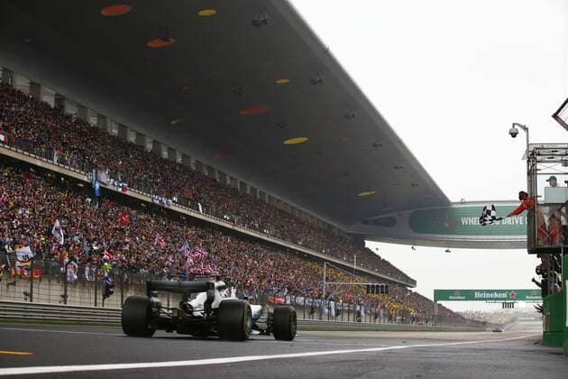 Shanghai: Motorsports: FIA Formula One World Championship WM Weltmeisterschaft 2017 44 Lewis Hamilton (GBR, Mercedes AMG Petronas), Zieldurchfahrt finishing line Chinese Formula One Grand Prix Shanghai Circuit on April 08, 2017 in Shanghai, China. (Photo by Hoch Zwei) Shanghai China xHZx