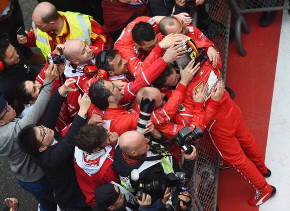 Sebastian Vettel (Scuderia Ferrari) bejubelt zweiten Platz mit Teammitgliedern, Grosser Preis von China 2017, Rennen, Motorsport, Formel 1, 09.04.2017, Shanghai Copyright: xAndre Eibner-Pressefotox EP_JAE