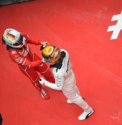 Sebastian Vettel (Scuderia Ferrari) gratuliert Lewis Hamilton (Mercedes AMG Petronas Formula One Team) zum Sieg, Grosser Preis von China 2017, Rennen, Motorsport, Formel 1, 09.04.2017, Shanghai Copyright: xAndre Eibner-Pressefotox EP_JAE