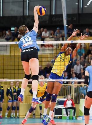 VOLLEYBALL - 1. BL FRAUEN - PLAY OFF HF - 08.04.2017, VC Wiesbaden vs. SSC Palmberg Schwerin, (VCW), (SSC), Delaney Aigner-Swesey (VCW 16) Lauren Barfield (Schweriner SC 11) -