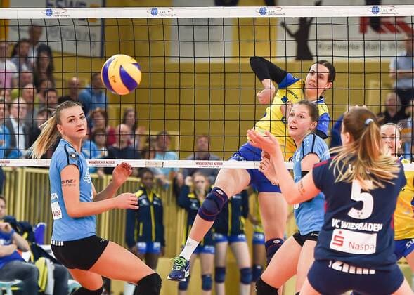VOLLEYBALL - 1. BL FRAUEN - PLAY OFF HF - 08.04.2017, VC Wiesbaden vs. SSC Palmberg Schwerin, (VCW), (SSC), Simona Kosova (VCW 11) Ariel Gebhardt (Schweriner SC 8) Irina Kemmsies (VCW 10) Alyssa Longo (VCW 5) -