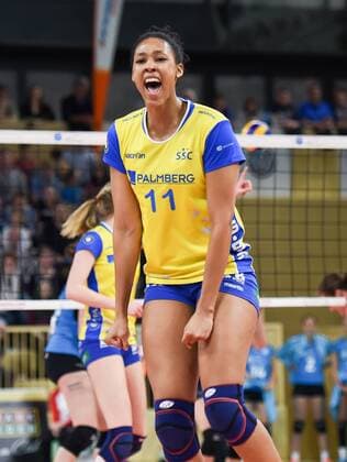 VOLLEYBALL - 1. BL FRAUEN - PLAY OFF HF - 08.04.2017, VC Wiesbaden vs. SSC Palmberg Schwerin, (VCW), (SSC), Lauren Barfield (Schweriner SC 11) -
