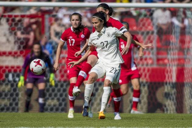 FRAUEN FUSSBALL DEUTSCHLAND - KANADA 09 04 2017 - Erfurt: Das Fussball Frauen Länderspiel zwischen Deutschland und Kanada am 9. April 2017 im Steigerwaldstadion Erfurt. Sara Doorsoun 27 (Deutschland) gegen Christine Sinclair 12 (Kanada). _________________