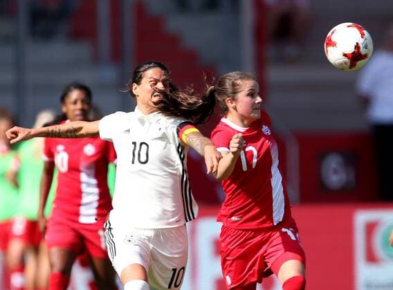 Deutschland, Erfurt, Steigerwaldstadion, 09.04.2017, Fussball - Frauen - Laenderspiel - Deutschland - Kanada Bild: v. lk. Dzsenifer Marozsan (Deutschland, 10) und Christine Sinclair (Kanada, 12) Copyright: HMBxMedia xHeikoxBecker