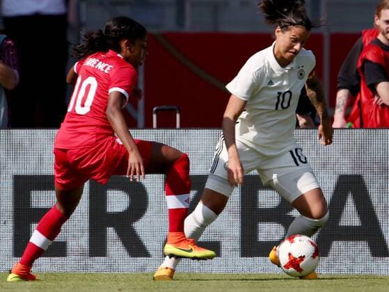 Deutschland, Erfurt, Steigerwaldstadion, 09.04.2017, Fussball - Frauen - Laenderspiel - Deutschland - Kanada Bild: v. lk. Ashley Lawrence (Kanada, 10) und Dzsenifer Marozsan (Deutschland, 10) Copyright: HMBxMedia xHeikoxBecker