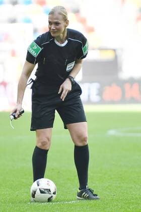 Fußball 2. Liga 28. Spieltag Fortuna Düsseldorf - 1. FC Union Berlin am 09.04.2017 in der Esprit-Arena in Düsseldorf Bibiana Steinhaus (Schiedsrichter, referee) PM