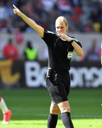 Fussball, 2.BL Saison 2016 2017, Spieltag 28, Fortuna Düsseldorf vs1.FC Union Berlin, 09.04.2017, Espritarena Düsseldorf, Bibiana Steinhaus,Schiedsrichterin ,