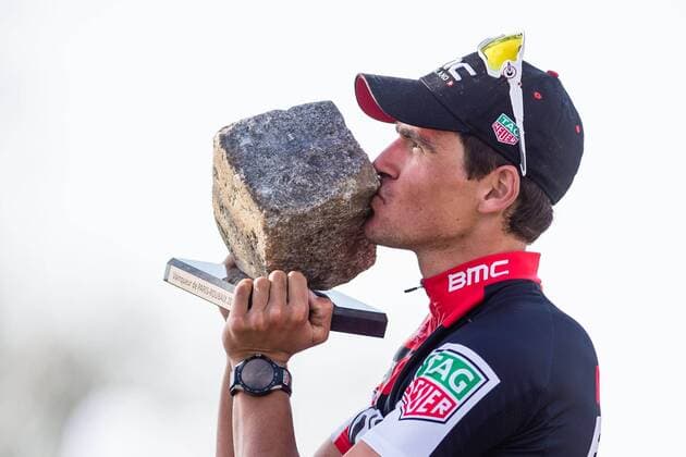 Bilder des Tages - SPORT ROUBAIX, FRANCE - APRIL 09 : VAN AVERMAET Greg (BEL) Rider of BMC Racing Team pictured on the podium after winning the Paris-Roubais 2017 cycling race with start in Compiegne and finish in Roubaix on sunday 09 04 2017 CYCLISME : Paris Roubaix - 09 04 2017 Photonews Panoramic 