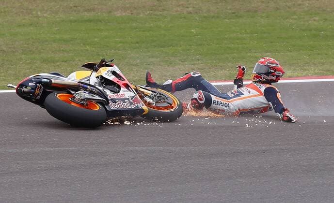Bilder des Tages - SPORT Spanish rider Marc Marquez of Honda falls from his motorbike during the Argentina Grand Prix MotGP race at the Termas de Rio Hondo racetrack in the Santiago del Estero province in Argentina, 09 April 2017. ARGENTINA GRAND PRIX !ACHTUNG: NUR REDAKTIONELLE NUTZUNG!  Copyright: xDavidxFernandezx TRH001 20170409-636273705305513423