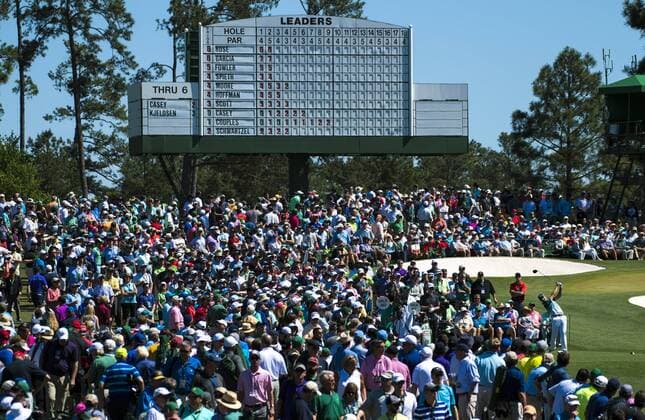 Bilder des Tages - SPORT Sergio Garcia watches his drive off of the 3rd tee box during the fourth round of the 2017 Masters Tournament at Augusta National Golf Club in Augusta, Georgia on April 9, 2017.  AUG20170409302 KEVINxDIETSCH