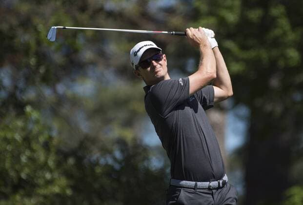 Justin Rose hits off the fourth tee box during the fourth round of the 2017 Masters Tournament at Augusta National Golf Club in Augusta, Georgia on April 9, 2017.  AUG20170409312 KEVINxDIETSCH