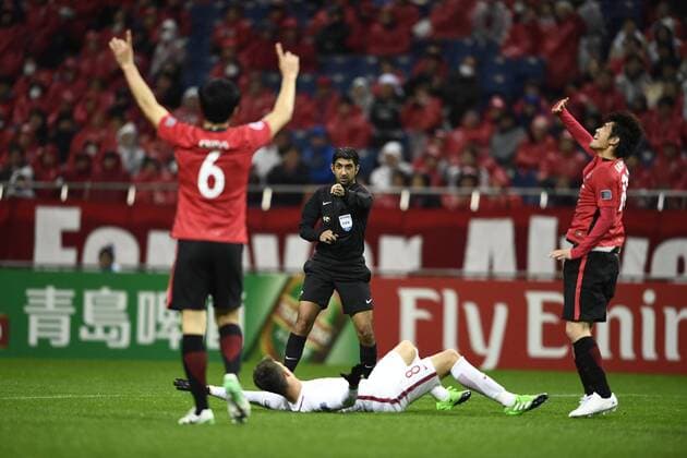 Brazilian football player Oscar of China s Shanghai SIPG, center, stumbles down in their Group F match against Japan s Urawa Red Diamonds during the AFC Champions League 2017 in Saitama, Japan, 11 April 2017. Urawa Red Diamonds competes against Shanghai SIPG at AFC Champions League group match  20170411_48393