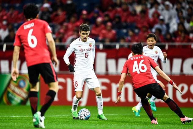 Brazilian football player Oscar of China s Shanghai SIPG, center, dribbles against players of Japan s Urawa Red Diamonds in their Group F match during the AFC Champions League 2017 in Saitama, Japan, 11 April 2017. Urawa Red Diamonds competes against Shanghai SIPG at AFC Champions League group match  20170411_06411