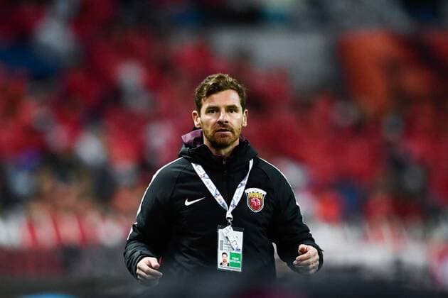 Head coach Andre Villas-Boas of China s Shanghai SIPG watches his players competing Japan s Urawa Red Diamonds in their Group F match during the AFC Champions League 2017 in Saitama, Japan, 11 April 2017. Urawa Red Diamonds competes against Shanghai SIPG at AFC Champions League group match  20170411_06395