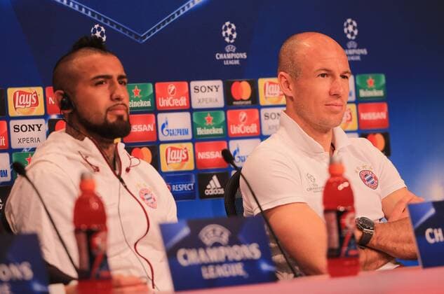 20170311, CL PK Viertelfinale, FC Bayern vs Real Madrid, Allianz Arena Muenchen, im Bild: Arturo Vidal (FCB) und Arjen Robben (FCB) bei der PK vor dem Spiel vs Real Madrid