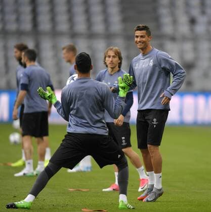 11.04.2017, Fussball Champions-League 2016 2017, Abschlusstraining Real Madrid vor dem Viertelfinale Hinspiel, FC Bayern München - Real Madrid, in der Allianz-Arena München. Christiano Ronaldo (re, Real Madrid) lacht. 