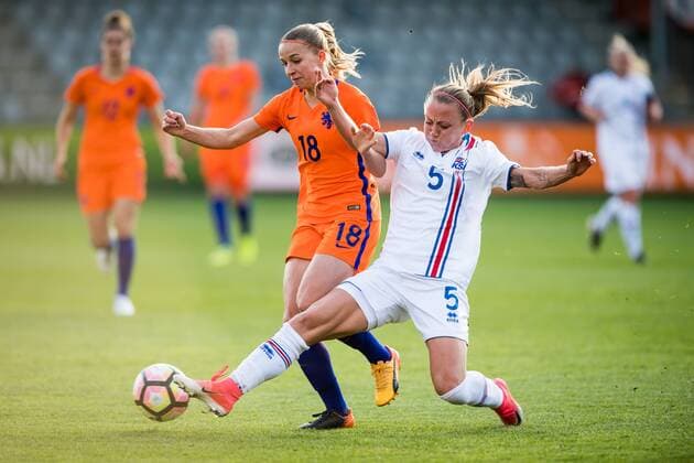 (L-R) Jacky Groenen of the Netherlands, Gunnhildur Yrsa Jonsdottir of Icelandduring the friendly match between the women of Netherlands and Iceland at the Vijverberg stadium on April 11, 2017 in Doetinchem, The Netherlands Women: Netherlands v Iceland Friendly match 2016 2017 xVIxRonaldxBonestrooxfotografiexIVx 7552454