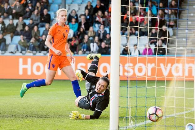 Vivianne Miedema of the Netherlands scores the 1-0, goalkeeper Gudbjorg Gunnarsdottir of Icelandduring the friendly match between the women of Netherlands and Iceland at the Vijverberg stadium on April 11, 2017 in Doetinchem, The Netherlands Women: Netherlands v Iceland Friendly match 2016 2017 xVIxRonaldxBonestrooxfotografiexIVx 7552464