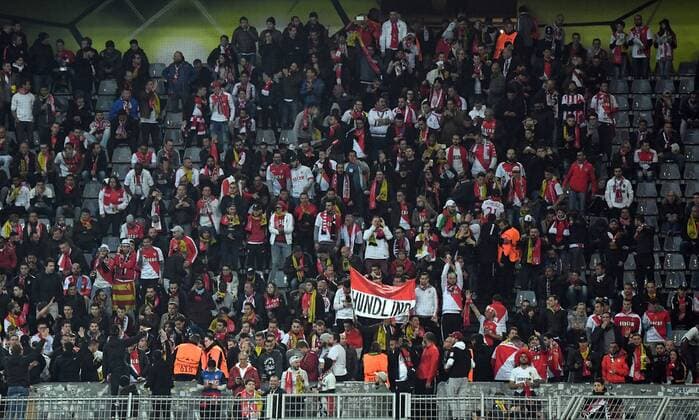 11.04.2017, xjhx, Fussball UEFA Champions League, Borussia Dortmund - AS Monaco, emspor, v.l. Monaco Fans singen Dortmund