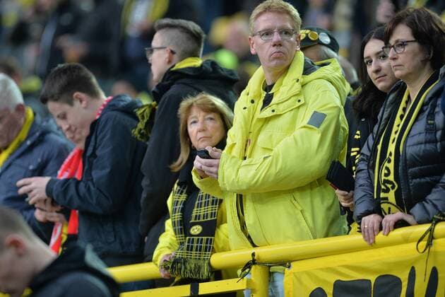 Dortmund, Germany 11.04.2017, UEFA Champions League, Viertelfinale, BV Borussia Dortmund - AS Monaco, Fans im Stadion warten ungeduldig auf Informationen und blicken auf ihr Handy ( DeFodi521