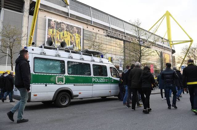 11.04.2017, xjhx, Fussball UEFA Champions League, Borussia Dortmund - AS Monaco, emspor, v.l. Polizei am Stadion Dortmund