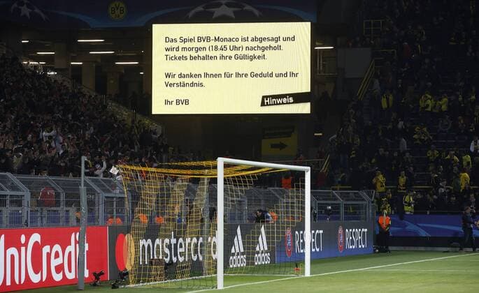 Themen der Woche - SPORT Bilder des Tages - SPORT Spiel wird abgesagt und auf morgen verlegt BVB auf Twitter Bei Abfahrt unseres Busses hat sich ein Vorfall ereignet. Eine Person wurde verletzt. Weitere Infos folgen during the Championsleague match between Borussia Dortmund and AS Monaco, Signal Iduna Park in Dortmund on April 11., 2017. Borussia Dortmund vs. AS Monaco im Viertelfinale der Championsleague in der Saison 2014 2015 am 11. April 2017.