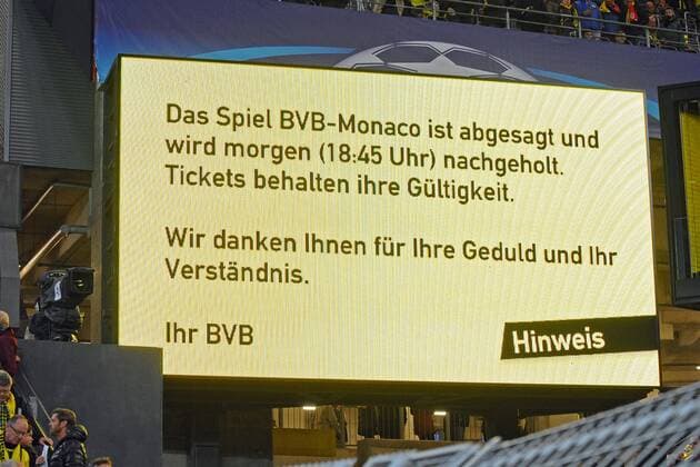 Dortmund, Germany 11.04.2017, UEFA Champions League, Viertelfinale, BV Borussia Dortmund - AS Monaco, Anzeigetafel Feature Spielabsage ( DeFodi521