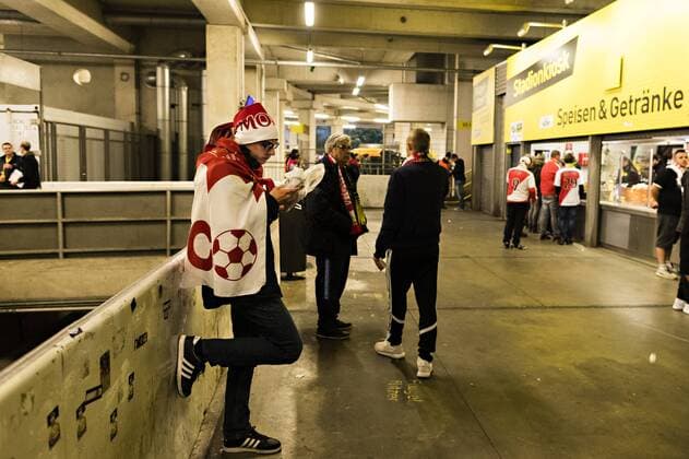 Dortmund, 11.04.2017 Spielabsage - Monaco Fan informiert sich übers Mobiltelefon Borussia Dortmund - AS Monaco
