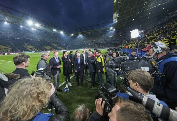 Anschlag auf BVB Bus Hans-Joachim Watzke, Geschaeftsfuehrer und BVB-Boss , Praesident Reinhard Rauball, BVB und DFL Ligapraesident, im Interview mit Esther Sedlaczek, Sky Moderatorin BORUSSIA DORTMUND - AS MONACO Fussball UEFA Champions League, Viertelfinale in Dortmund, 11.04.2017 CL Saison 2016 2017, BVB