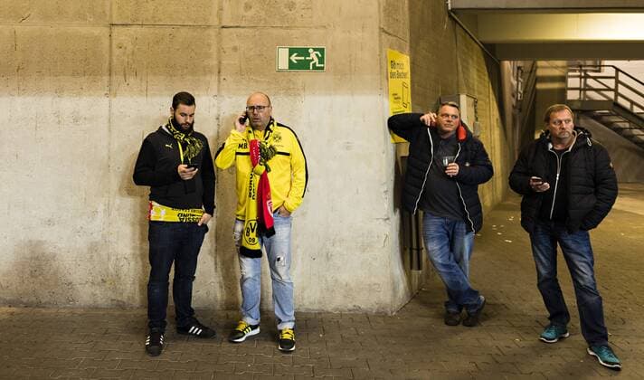 Dortmund, 11.04.2017 Spielabsage - BvB Fans informieren sich übers Mobiltelefon Borussia Dortmund - AS Monaco