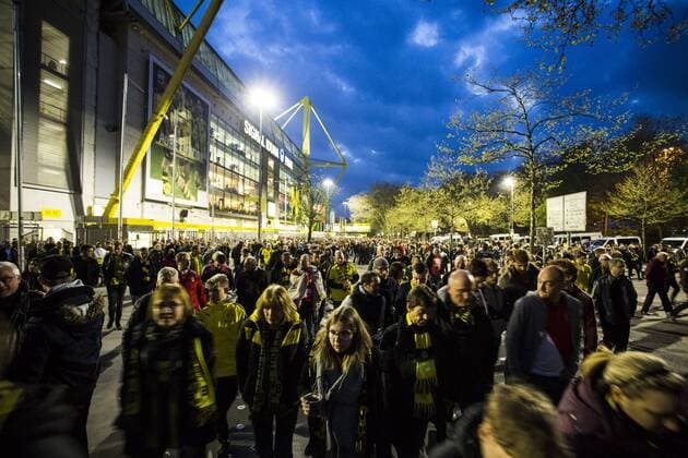 GER, UEFA CL, Borussia Dortmund (GER) vs AS MONACO (MC) 11.04.2017, Signal Iduna Park, Dortmund, GER, UEFA CL, Borussia Dortmund (GER) vs AS MONACO (MC), im Bild picture shows das Champions League Spiel zwischen Borussia Dortmund und AS Monaco wird auf Grund eines Anschlags auf den Mannschaftsbus des BVB abgesagt. Vor dem Signal Iduna Park gehen die Fans und Zuschauer zurück nach Hause. Foto © nordphoto Rauch nordphotox xRauch