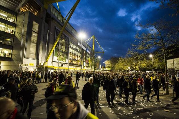 GER, UEFA CL, Borussia Dortmund (GER) vs AS MONACO (MC) 11.04.2017, Signal Iduna Park, Dortmund, GER, UEFA CL, Borussia Dortmund (GER) vs AS MONACO (MC), im Bild picture shows das Champions League Spiel zwischen Borussia Dortmund und AS Monaco wird auf Grund eines Anschlags auf den Mannschaftsbus des BVB abgesagt. Vor dem Signal Iduna Park gehen die Fans und Zuschauer zurück nach Hause. Foto © nordphoto Rauch nordphotox xRauch