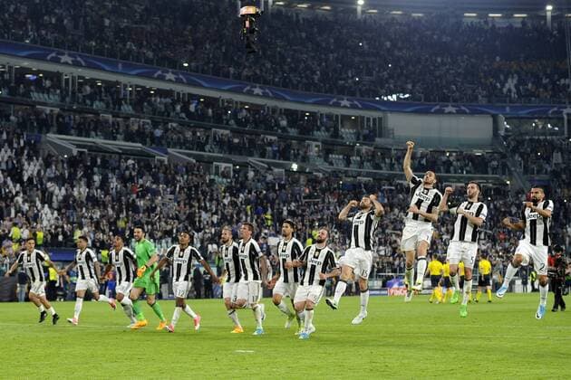 Juventus players celebrate at the end of the match Esultanza Juventus Torino 11-04-2017 Juventus Stadium Football Champions League 2016 2017 Juventus - Barcelona quarter final foto Filippo Alfero Insidefoto filippoxalfero