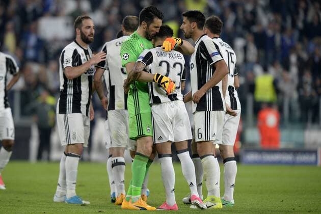 Gianluigi Buffon, Dani Alves, Sami Khedira celebrate at the end of the match Esultanza Juventus Torino 11-04-2017 Juventus Stadium Football Champions League 2016 2017 Juventus - Barcelona quarter final foto Filippo Alfero Insidefoto filippoxalfero