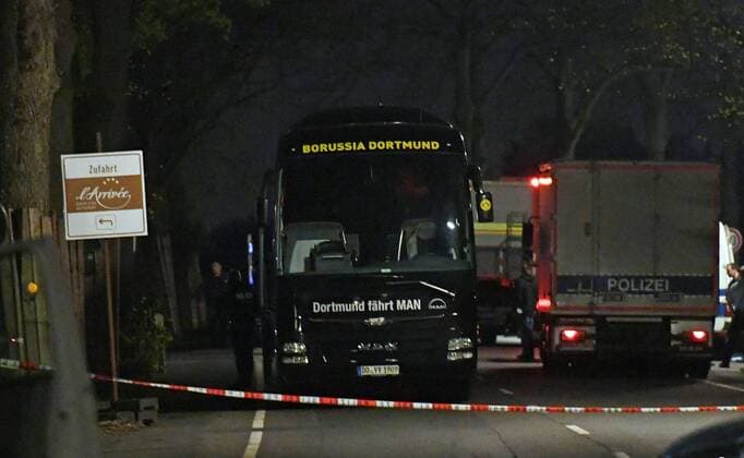 Bilder des Tages - SPORT 11.04.2017, xjhx, Fussball UEFA Champions League, Borussia Dortmund - AS Monaco, emspor, v.l. Dortmunder teambus am tatort Dortmund