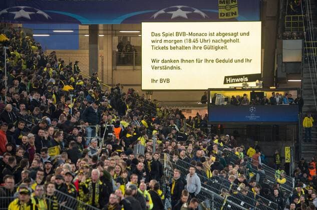 Feature - Blick auf eine Anzeigentafel mit der Mitteilung der Spielabsage. Spielabsage nach Explosionen an dem Mannschaftsbus von Borussia Dortmund auf dem Weg in das Stadion. Fussball international: UEFA Championsleague Saison 2016 2017, Viertelfinale Hinspiel: Borussia Dortmund - AS Monaco in Dortmund, Deutschland am 11.04.2017,