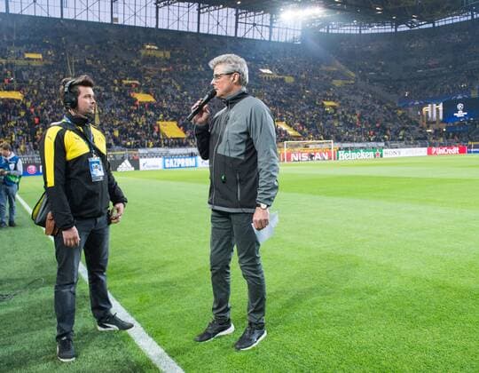 BVB-Stadionsprecher Norbert Dickel spricht zu den Fans und Zuschauern im Stadion. Spielabsage nach Explosionen an dem Mannschaftsbus von Borussia Dortmund auf dem Weg in das Stadion. Fussball international: UEFA Championsleague Saison 2016 2017, Viertelfinale Hinspiel: Borussia Dortmund - AS Monaco in Dortmund, Deutschland am 11.04.2017,