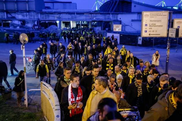 Themen der Woche - SPORT Bilder des Tages - SPORT Fussballfans verlassen den Dortmunder Signal Iduna Park nach Bekanntgabe der Spielabsage wegen eines Attentates auf den besetzten Mannschaftsbuss des BvB do-BvB Mannschaftsbuss Attentat