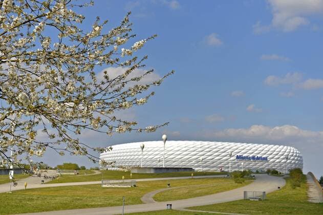 11.04.2017, Fussball Champions-League 2016 2017, Pressekonferenz FC Bayern vor dem Viertelfinale Hinspiel, FC Bayern München - Real Madrid, in der Allianz-Arena München, Auf der Esplanade vor der Arena stehen die Bäume in voller Frühlings-Blütenpracht. 